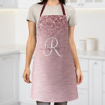 Blush Roze geborsteld metaal Glitter Monogram Naam Schort<br><div class="desc">Pas dit trendy schort eenvoudig aan met een  zwarte roze mousserende glitter op een roze,  geborstelde metalen achtergrond.</div>