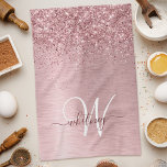 Blush Roze geborsteld metaal Glitter Monogram Naam Theedoek<br><div class="desc">Pas dit trendy keukenhanddoekje met  blauwe roze mousserende glitter gemakkelijk aan op een roze,  geborstelde metalen achtergrond.</div>