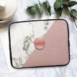 Blush Roze Geometrisch Modern Marmer Monogram Laptop Sleeve<br><div class="desc">Een modern marmer- en roze leerontwerp met een ronde roze knop die je initialen vasthoudt. Allemaal fabelachtige faux en een bedrukt visueel effect Het is een slank sleeve - dus controleer je afmetingen. Ook geschikt voor tablets!</div>
