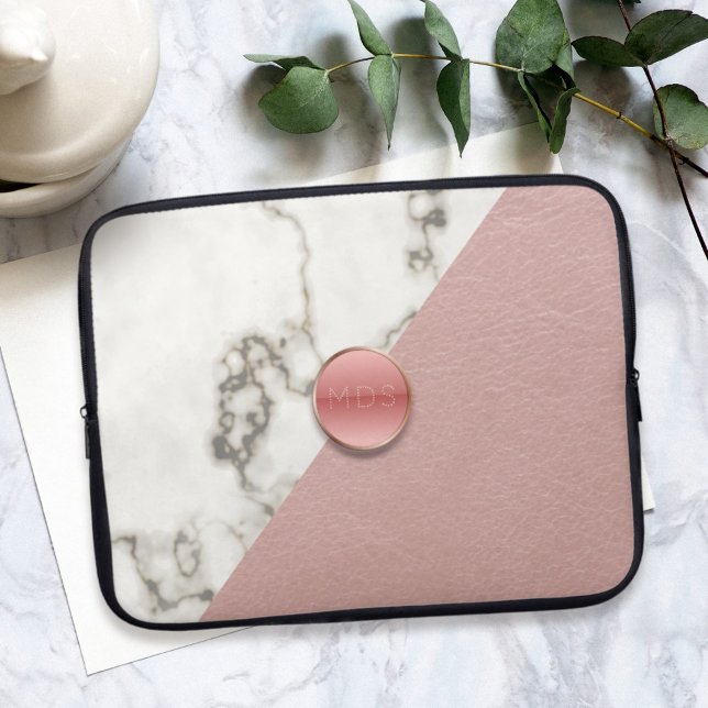 Blush Roze Geometrisch Modern Marmer Monogram Laptop Sleeve (Blush Pink Geometric Modern Marble Monogram Laptop Sleeve. Just add your initials)