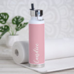 Blush roze gepersonaliseerde bruiloft bruidsmeisje waterfles<br><div class="desc">Schenk je bruidsmeisje of bruidsmeisje met deze trendy, vacuüm geïsoleerde waterfles met haar naam in wit, gestileerd schrift op een blozend roze gekleurde achtergrond die is ontworpen om bij je bruiloftskleurenschema te passen. Personaliseer de fles door de naam naar wens te bewerken en te vervangen door uw eigen naam. Kies...</div>