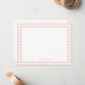 Blush roze Gingham Typewriter Name Note Card Notitiekaartje (Voorkant / Achterkant in situ)