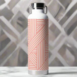 Blush Roze Girly Elegant Modern Geometrisch Stiped Waterfles<br><div class="desc">Drijf uw dorst in stijl met onze schone en eenvoudige roze & witte geometrische patroonwaterfles. Dit strakke en elegante ontwerp gaat niet alleen over hydratatie, het is een mode statement. Blijf verfrist terwijl u onderweg bent met deze chique en duurzame fles en voeg een vleugje verfijning toe aan uw dagelijkse...</div>