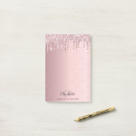 Blush roze glitter drip monogram initiaal post-it® notes (Op bureau)