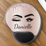 Blush roze glitter Sparkle Eyelashes Monogram Naam Gel Muismat<br><div class="desc">Roos Gold - Blush Pink Faux Folie Metallic Sparkle Drips Glitter Brushed Metal Monogram Name and Initiaal Eyelashes (Lashes), Eyelash Extensions and Eyes Blush Pink Muismat (mousepad). Het ontwerp maakt het perfecte mooie cadeau van 16 jaar, bruiloft, vrijgezellenfeest, verjaardag, baby shower of vrijgezellenfeest voor iemand die op zoek is naar...</div>