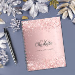 Blush roze glitter stofmonogram 2023 planner<br><div class="desc">Een lichtroze metalen achtergrond met faux glitter stof. Geef uw monogram initialen,  naam en een titel/jaar (elk jaar) aan en voeg deze toe als een patroon op de achtergrond.</div>