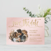 Blush Roze Goud Script Bruiloft 2 Foto Save The Date (Staand voorkant)