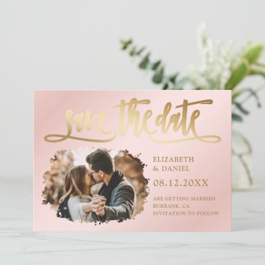 Blush Roze Goud Script Bruiloft 2 Foto Save The Date (Staand voorkant)