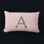 Blush roze grijze meisjesmonogram Naam Modern Kussen<br><div class="desc">Blush Pink and Grey Monogram Voeg je eigen naam Lumbar Pillow toe. Dit maakt het perfecte zoete 16-jarige verjaardagscadeau,  bruiloft,  vrijgezellenfeest,  jubileum,  baby shower of vrijgezellenfeest voor iemand die van glamoureuze luxe en chique stijlen houdt.</div>