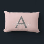 Blush roze grijze meisjesmonogram Naam Modern Kussen<br><div class="desc">Blush Pink and Grey Monogram Voeg je eigen naam Lumbar Pillow toe. Dit maakt het perfecte zoete 16-jarige verjaardagscadeau,  bruiloft,  vrijgezellenfeest,  jubileum,  baby shower of vrijgezellenfeest voor iemand die van glamoureuze luxe en chique stijlen houdt.</div>