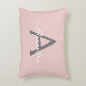 Blush roze grijze moderne meisjesmonogram accent kussen (Voorkant(Verticaal))