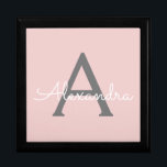 Blush roze grijze moderne meisjesmonogram cadeaudoosje<br><div class="desc">Blush Roze en Grijs Eenvoudig script Monogram Naam Sieraden Keepsake Box. Dit maakt het perfecte afstuderen,  verjaardagscadeau,  bruiloft,  vrijgezellenfeest,  jubileum,  baby shower of vrijgezellenfeest cadeau voor iemand die houdt van glamoureuze en chique stijlen.</div>