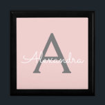 Blush roze grijze moderne meisjesmonogram cadeaudoosje<br><div class="desc">Blush Roze en Grijs Eenvoudig script Monogram Naam Sieraden Keepsake Box. Dit maakt het perfecte afstuderen,  verjaardagscadeau,  bruiloft,  vrijgezellenfeest,  jubileum,  baby shower of vrijgezellenfeest cadeau voor iemand die houdt van glamoureuze en chique stijlen.</div>