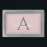 Blush roze grijze moderne meisjesmonogram gesp<br><div class="desc">Blush Pink and Grey Simple Script Monogram Naam Belt Buckle. Dit maakt het perfecte afstuderen,  zoet 16 16th,  18th,  21st,  30th,  40th,  50th,  60th,  70th,  80th,  90th,  100th Birthday,  bruiloft,  vrijgezellenfeest,  jubileum,  baby shower of vrijgezellenfeest cadeau voor iemand die houdt van glamoureuze luxe en chique stijlen.</div>