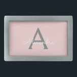 Blush roze grijze moderne meisjesmonogram gesp<br><div class="desc">Blush Pink and Grey Simple Script Monogram Naam Belt Buckle. Dit maakt het perfecte afstuderen,  zoet 16 16th,  18th,  21st,  30th,  40th,  50th,  60th,  70th,  80th,  90th,  100th Birthday,  bruiloft,  vrijgezellenfeest,  jubileum,  baby shower of vrijgezellenfeest cadeau voor iemand die houdt van glamoureuze luxe en chique stijlen.</div>