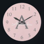 Blush roze grijze moderne meisjesmonogram grote klok<br><div class="desc">Blush Roze en grijs Simple Script Monogram Name Clock. Dit maakt de perfecte liefhebbende 16 verjaardag,  bruiloft,  vrijgezellenfeest,  verjaardagsdag,  baby shower of vrijgezellenfeest voor iemand die van luxe glam en stijl houdt.</div>