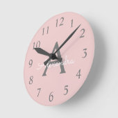Blush roze grijze moderne meisjesmonogram ronde klok (Hoek)