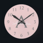 Blush roze grijze moderne meisjesmonogram ronde klok<br><div class="desc">Blush Pink and Grey Simple Script Monogram naamklok. Dit maakt het perfecte zoete 16-jarige verjaardagscadeau,  bruiloft,  vrijgezellenfeest,  jubileum,  baby shower of vrijgezellenfeest voor iemand die van glamoureuze luxe en chique stijlen houdt.</div>