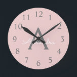 Blush roze grijze moderne meisjesmonogram ronde klok<br><div class="desc">Blush Pink and Grey Simple Script Monogram naamklok. Dit maakt het perfecte zoete 16-jarige verjaardagscadeau,  bruiloft,  vrijgezellenfeest,  jubileum,  baby shower of vrijgezellenfeest voor iemand die van glamoureuze luxe en chique stijlen houdt.</div>
