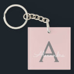 Blush roze grijze moderne meisjesmonogram sleutelhanger<br><div class="desc">Blush Pink and Grey Simple Script Monogram Naam Sleutelhanger. Dit maakt het perfecte zoete 16-jarige verjaardagscadeau,  bruiloft,  vrijgezellenfeest,  jubileum,  baby shower of vrijgezellenfeest voor iemand die van glamoureuze luxe en chique stijlen houdt.</div>