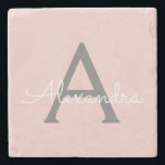 Blush roze grijze moderne meisjesmonogram stenen onderzetter<br><div class="desc">Blush Pink and Grey Simple Script Monogram Naam Stone Tegel. Dit maakt het perfecte afstuderen,  lieve 16 jarige,  bruiloft,  vrijgezellenfeest,  jubileum,  baby shower of vrijgezellenfeest cadeau voor iemand die houdt van glamoureuze en chique stijlen.</div>