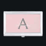 Blush roze grijze moderne meisjesmonogram visitekaarthouder<br><div class="desc">Blush Pink and Grey Simple Script Monogram Naam visitekaarthouder. Dit maakt het perfecte zoete 16-jarige verjaardagscadeau,  bruiloft,  vrijgezellenfeest,  jubileum,  baby shower of vrijgezellenfeest voor iemand die van glamoureuze luxe en chique stijlen houdt.</div>