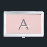 Blush roze grijze moderne meisjesmonogram visitekaarthouder<br><div class="desc">Blush Pink and Grey Simple Script Monogram Naam visitekaarthouder. Dit maakt het perfecte zoete 16-jarige verjaardagscadeau,  bruiloft,  vrijgezellenfeest,  jubileum,  baby shower of vrijgezellenfeest voor iemand die van glamoureuze luxe en chique stijlen houdt.</div>