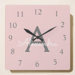 Blush roze grijze monogram meisjesnaam vierkante klok<br><div class="desc">Blush Roze en grijs Script Monogram Name Clock. Dit maakt de perfecte liefhebbende 16 verjaardag,  bruiloft,  vrijgezellenfeest,  verjaardagsdag,  baby shower of vrijgezellenfeest voor iemand die van luxe glam en stijl houdt.</div>