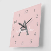 Blush roze grijze monogram meisjesnaam vierkante klok (Hoek)