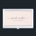 Blush Roze handgeschreven script kalligrafie Visitekaarthouder<br><div class="desc">Elegant visitekaartjes hoesje met uw handtekening met swashes in een grijze handgeschreven script kalligrafie samen met uw titel over een blush roze achtergrond. Dit eenvoudige en vrouwelijke ontwerp is geweldig voor een make-up kunstenaar,  haarstylist,  wimpers technicus,  schoonheid / nagelsalon of elke vrouw bezeten bedrijf.</div>