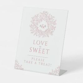 Blush roze handgetekende bladmonogram bruiloft reclamebord met voetstuk