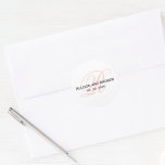 Blush roze Initiaal R Monogram Weddenschap Favor Ronde Sticker<br><div class="desc">Eenvoudige, elegante, Blush Pink and White Script Monogram Wedding Favor Sticker of Save the Date envelop seal. Door Elke Clarke ©2009. Pas met uw familienaam initiaal en bruid en bruidenamen en trouwdatum aan. Gebruik dit om je trouwuitnodiging enveloppen af te sluiten of je huwelijksgunsten aan te vullen. Het gebruik "past...</div>