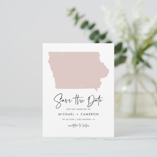Blush Roze Iowa Map Modern Script Save the Date Aankondigingskaart (Staand voorkant)