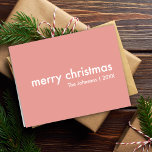 Blush roze kerst | Eenvoudig reinigen minimalistis Feestdagen Kaart<br><div class="desc">Eenvoudig, stijlvol "vrolijk kerstfeest" citeert wenskaart met moderne typografie in het wit op een schemerroze achtergrond in een minimalistisch schandalig design. De kaart kan gemakkelijk worden gepersonaliseerd met uw eigen feestelijke groet, familienaam en jaar om een echt op maat gemaakte kerstfeestkaart te maken voor het feestseizoen! Het binnenste bericht "Een...</div>