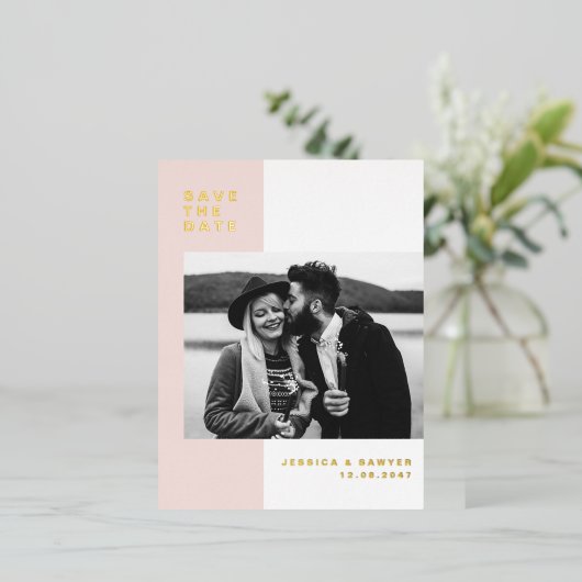 Blush Roze kleurenblok Moderne foto Opslaan datum Folie Uitnodiging Briefkaart (Staand Voorkant)