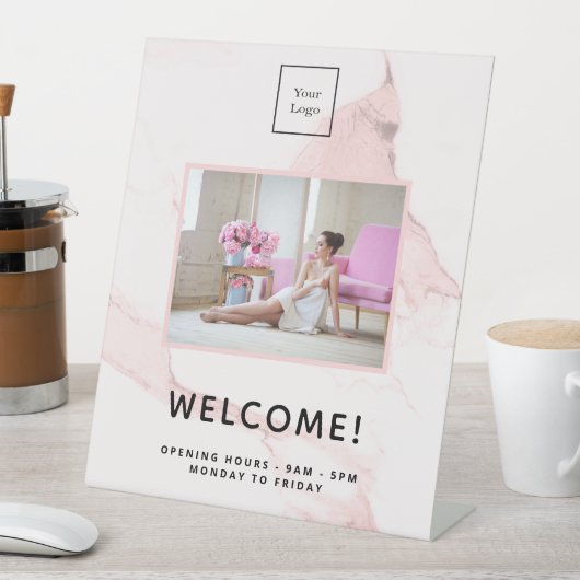 Blush roze marmer business foto welkom reclamebord met voetstuk (Insitu)
