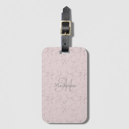 Blush roze marmer monogram Aangepaste naam Bagagelabel (Voorkant (verticaal))