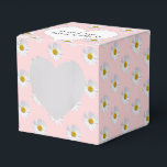 Blush roze met Daisies Favor Box Bedankdoosjes<br><div class="desc">Wit hart met pasgeborenen namen op wazige roze en madeliefje patroon. De achtergrondkleur kan worden gewijzigd.</div>