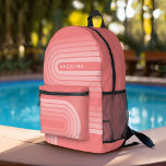 Blush Roze modderretro Striped Pattern Custom Name Bedrukte Rugzak<br><div class="desc">'70s Geïnspireerde Retro Stripes - Een funky patroon met vetgedrukte strepen en een monogram van uw voor- of achternaam. Als je kunst nog moet worden aangepast,  klik je op Deze knop aanpassen. Dit zal u naar een ontwerpgebied brengen waar u dingen rond kunt bewegen en zelfs doopvonten kunt veranderen!</div>