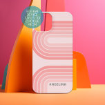 Blush Roze modderretro Striped Pattern Custom Name iPhone 15 Case<br><div class="desc">'70s Geïnspireerde Retro Stripes - Een funky patroon met vetgedrukte strepen en een monogram van uw voor- of achternaam. Als je kunst nog moet worden aangepast,  klik je op Deze knop aanpassen. Dit zal u naar een ontwerpgebied brengen waar u dingen rond kunt bewegen en zelfs doopvonten kunt veranderen!</div>