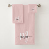 Blush roze moderne meisjesmonogram naam voor scrip bad handdoek (Insitu)