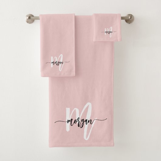 Blush roze moderne meisjesmonogram naam voor scrip bad handdoek (Insitu)