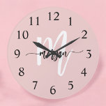 Blush roze moderne meisjesmonogram naam voor scrip grote klok<br><div class="desc">Houd de tijd in stijl bij met het Blush Pink Modern Script Girly Monogram Name Large Clock. Dit elegante uurwerk heeft een zachte, blozende roze achtergrond en een gepersonaliseerd monogram in een modern lettertype, waardoor het een chique toevoeging is aan elke kamer. De grote, makkelijk leesbare cijfers en strakke handen...</div>