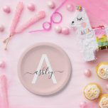 Blush roze moderne meisjesmonogram naam voor scrip papieren bordje<br><div class="desc">Verhoog uw evenement met deze geavanceerde en stijlvolle papieren borden met een chique, blush roze monogram ontwerp. De combinatie van een wit initiaal met het gepersonaliseerde script van jouw naam creëer is een moderne maar tijdloze esthetiek die elegantie perfect in evenwicht brengt met flair. Ideaal voor feesten die zowel gemak...</div>