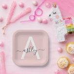 Blush roze moderne meisjesmonogram naam voor scrip papieren bordje<br><div class="desc">Verhoog uw evenement met deze geavanceerde en stijlvolle papieren borden met een gedurfd monogram-ontwerp. De combinatie van een blozend roze initiaal met het gepersonaliseerde script van jouw naam creëer is een moderne maar tijdloze esthetiek die elegantie perfect in evenwicht brengt met flair. Ideaal voor feesten die zowel gemak als schoonheid...</div>