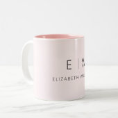 Blush Roze Moderne Minimalistische Monogram Naam Tweekleurige Koffiemok (Voorkant links)