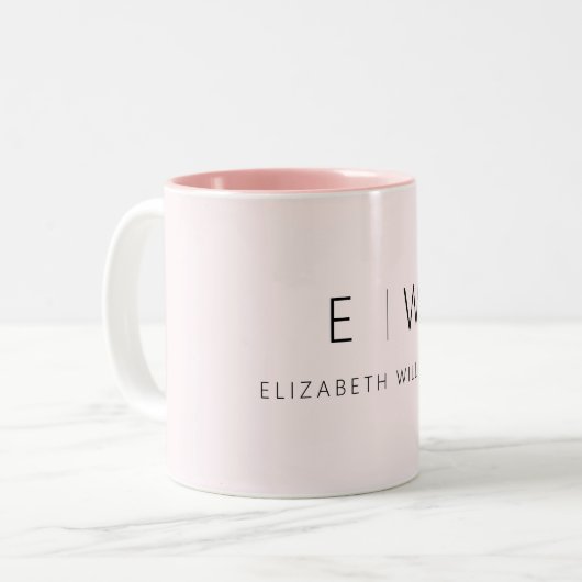 Blush Roze Moderne Minimalistische Monogram Naam Tweekleurige Koffiemok (Voorkant links)