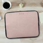 Blush roze moderne monogram laptophoes laptop sleeve<br><div class="desc">Een mooie lederen look blush roze laptophoes met je initialen met een klassiek lettertype-effect.</div>