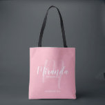 Blush roze moderne script persoonlijke bridesmaids tote bag<br><div class="desc">Voeg een persoonlijke aanraking toe aan uw bruiloft met een persoonlijke cadeaucanvas tas voor bruidsmeisjes. Deze canvas tas kenmerkt de gepersonaliseerde naam van de bridesmaid in witte moderne manuscriptdoopvontstijl en monogram in lichtroze moderne manuscriptdoopvontstijl als achtergrond met titel en trouwdatum in witte moderne sans serif doopvontstijl op stompe roze achtergrond....</div>