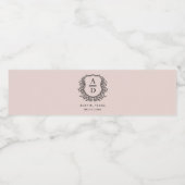 Blush Roze Monogram Bruiloft Bloemen Crest Waterfles Etiket (Enkel label)